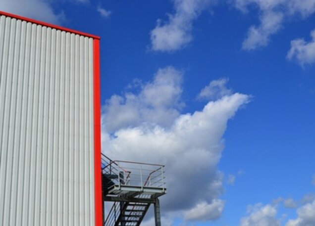 © Andreas Hermsdorf / PIXELIO FabrikhalleaussenFeuertreppe_by_Andreas_Hermsdorf_pixelio